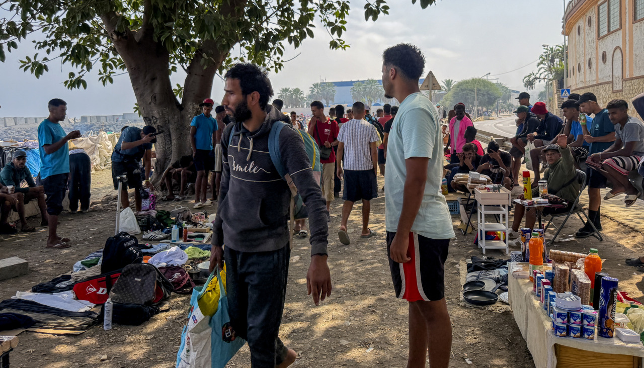 Migrantes en la playa de El Trampolín de Ceuta