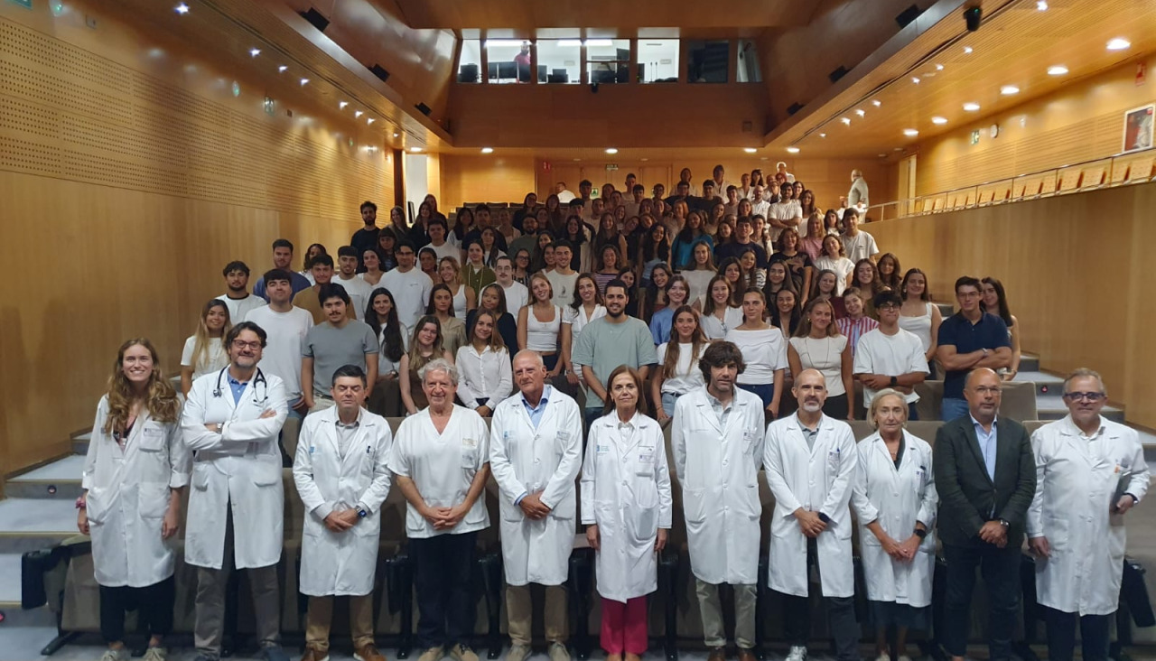 Foto de familia de los estudiantes de Medicina que se incorporan al Chuac para el curso 2026/2027