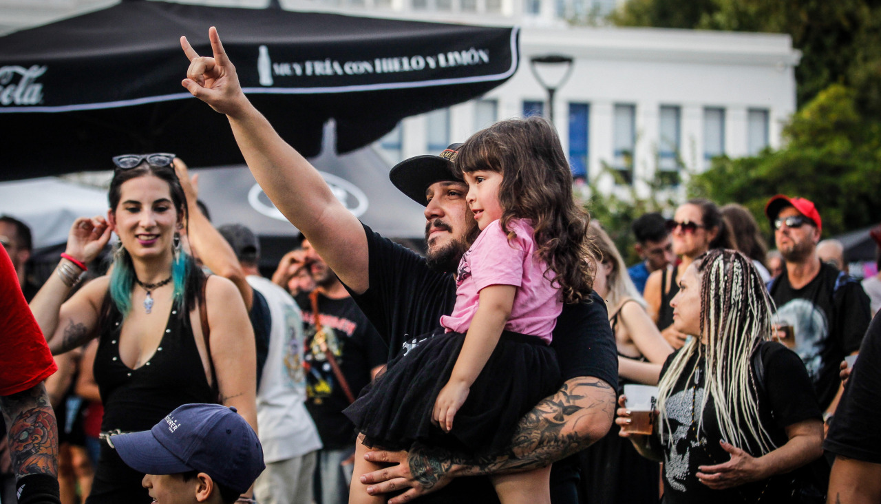 Un padre y una hija disfrutan del Flores Rock