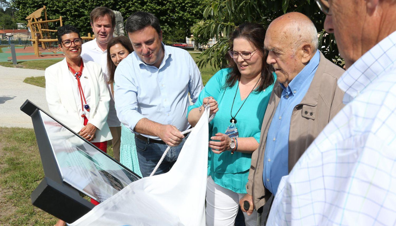 González, a la derecha, con la alcaldesa y el representante de la Diputación de A Coruña, en los actos de inauguración de las últimas obras realizadas en A Senra