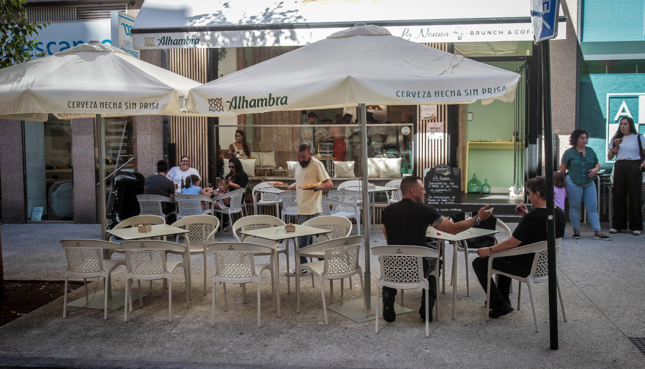 La terraza de La Nonna Brunch, frente a la entrada lateral de Cuatro Caminos Centro Comercial
