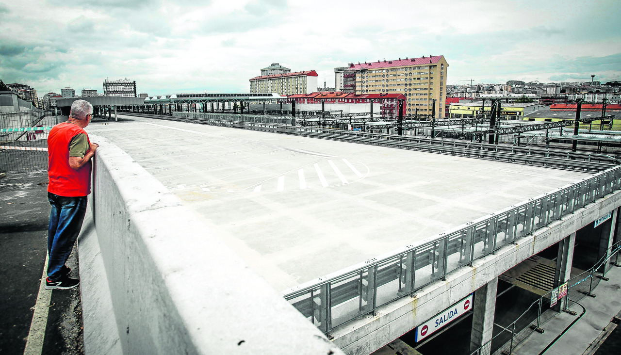 Una persona observa la nueva estación de autobuses, en la avenida de A Sardiñeira