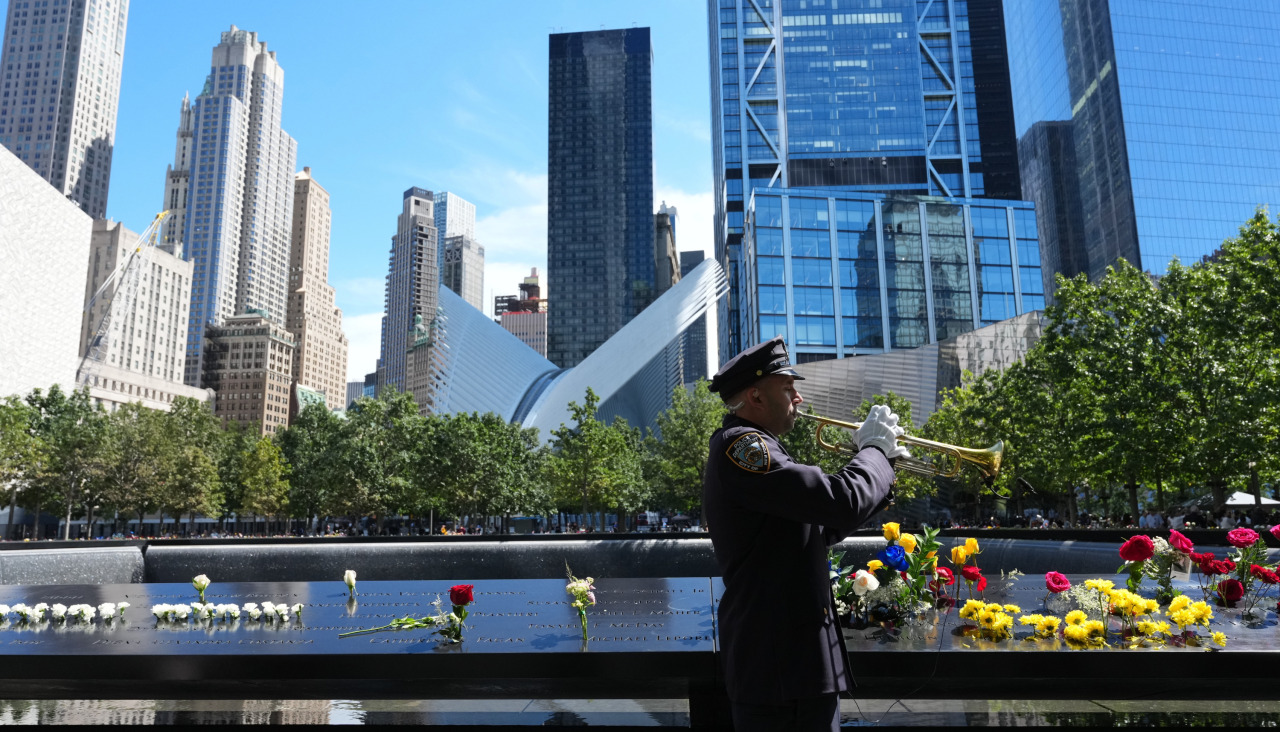 Un agente de la Policía de Nueva York interpreta la melodía ‘Taps’ en el acto conmemorativo del 11-S