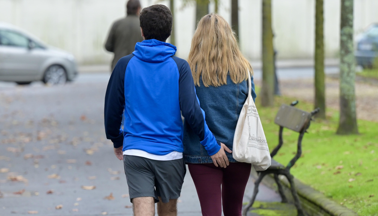 Una pareja pasea por los jardines de Méndez Núñez, en A Coruña
