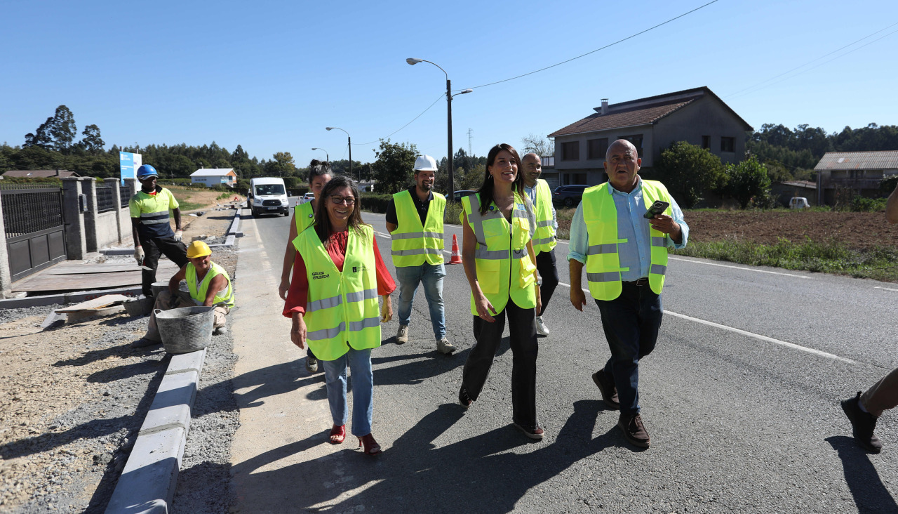 Allegue visita las obras de la senda de Montouto