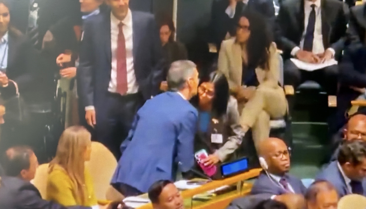 Captura de video cedido por Patricia Vasconcellos que muestra a la presidenta encargada de Venezuela, Delcy Rodríguez (c-d), saludando al jefe del Gobierno español, Pedro Sánchez (c-i), durante la 81ª Asamblea General de Naciones Unidas, este martes en Nueva York (Estados Unidos). Sánchez, garantizó a Rodríguez, el compromiso de España con su país y con el futuro de la región