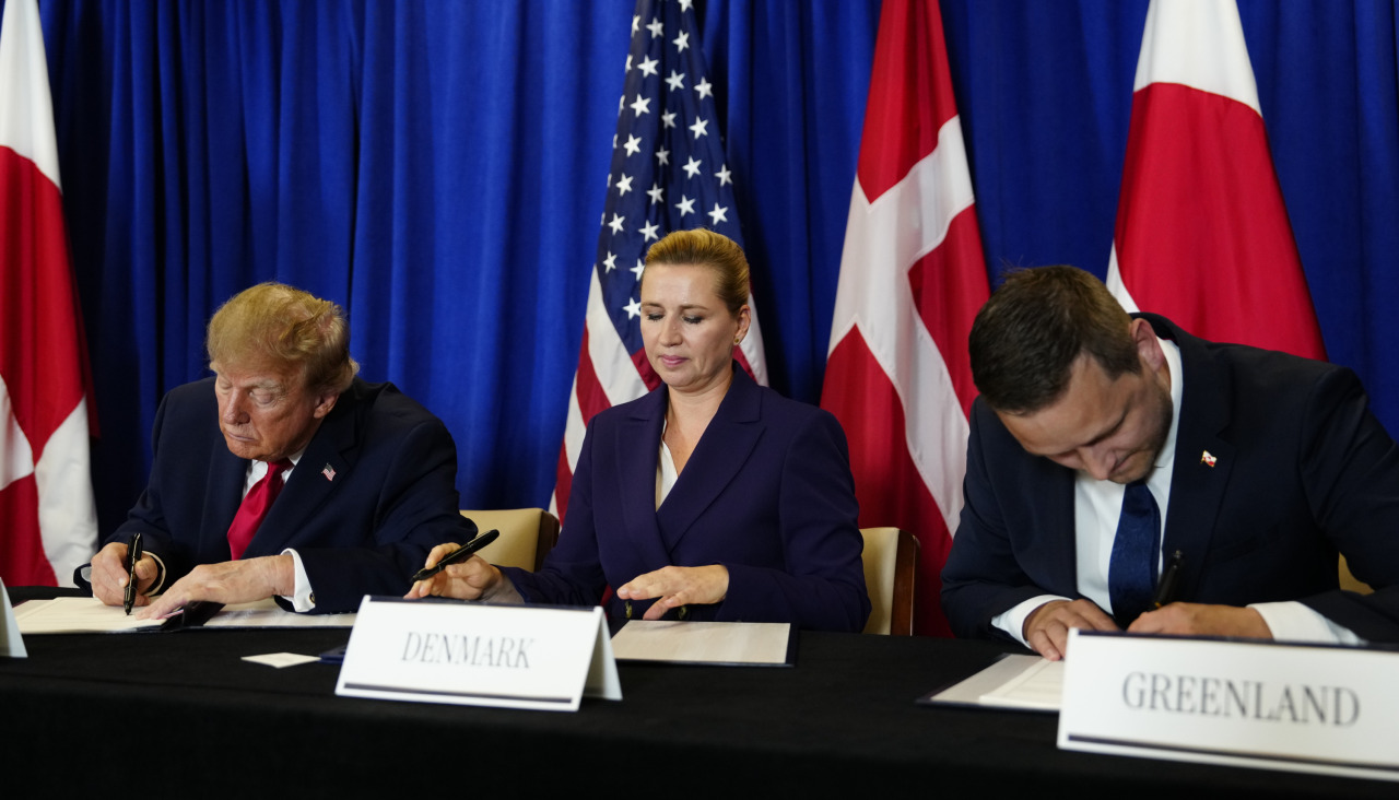 (De izq. a der.) Donald Trump, Mette Frederiksen y Jens-Frederik Nielsen, durante la firma del acuerdo trilateral de seguridad ártica, este martes