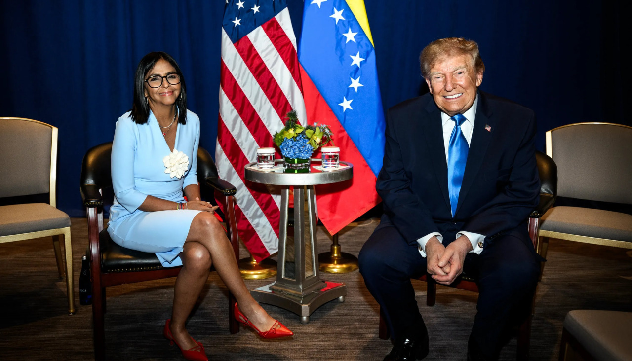 Fotografía difundida en la cuenta oficial de Telegram Prensa Presidencial de Venezuela en la que muestra a la presidenta interina de Venezuela, Delcy Rodríguez (i), posa junto al presidente de Estados Unidos, Donald Trump
