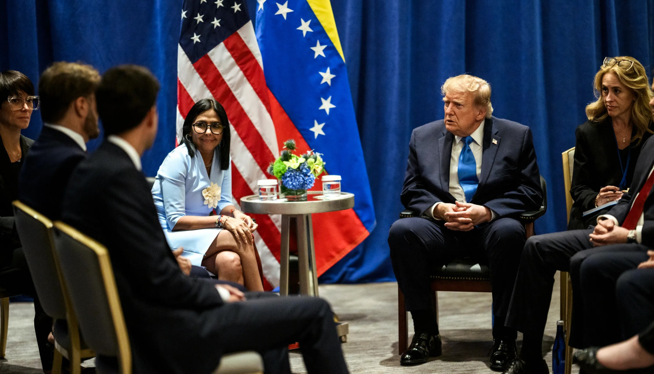 AME9824. NUEVA YORK (ESTADOS UNIDOS), 22/09/2026.- Fotografía difundida en la cuenta oficial de Telegram Prensa Presidencial de Venezuela en la que muestra a la presidenta interina de Venezuela, Delcy Rodríguez (c-i), hablando con el presidente de Estados Unidos, Donald Trump (c-d), este martes en un encuentro que supone un acercamiento inédito entre Washington y Caracas, en Nueva York (Estados Unidos). EFE/ Prensa Presidencial de Venezuela /SOLO USO EDITORIAL/ SOLO DISPONIBLE PARA ILUSTRAR LA NOTICIA QUE ACOMPAÑA (CRÉDITO OBLIGATORIO)