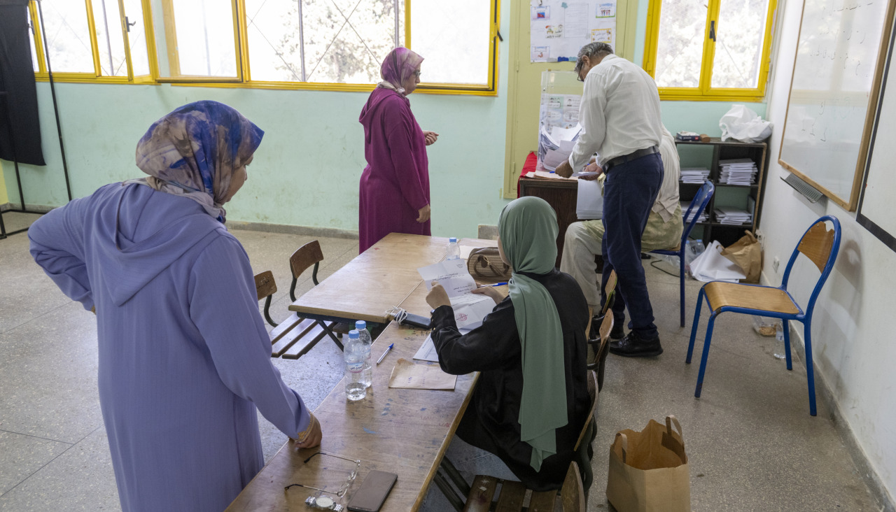 RABAT (Morocco), 23/09/2026.- Women prepare to vote at a polling station in Rabat, Morocco, 23 September 2026. Moroccans went to the polls to elect all 395 members of the House of Representatives in parliamentary elections. (Elecciones, Marruecos) EFE/EPA/JALAL MORCHIDI