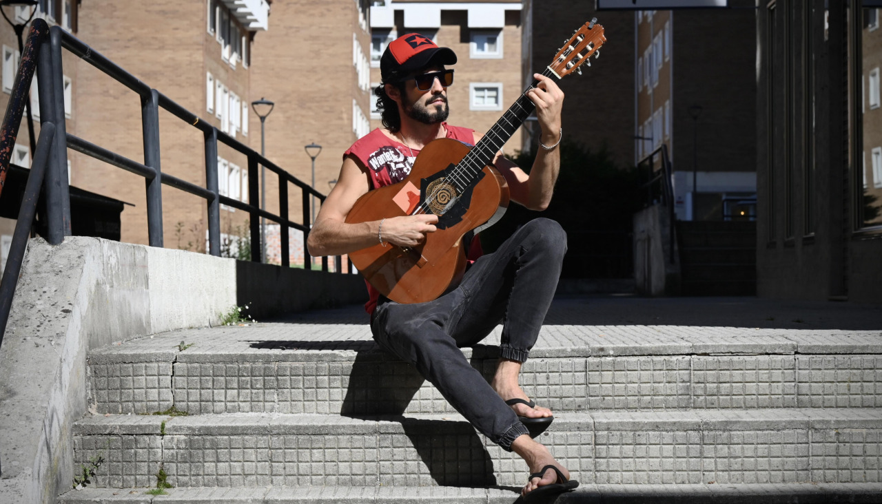 El músico Rubén Cortiñas posa en la urbanización A Barcala
