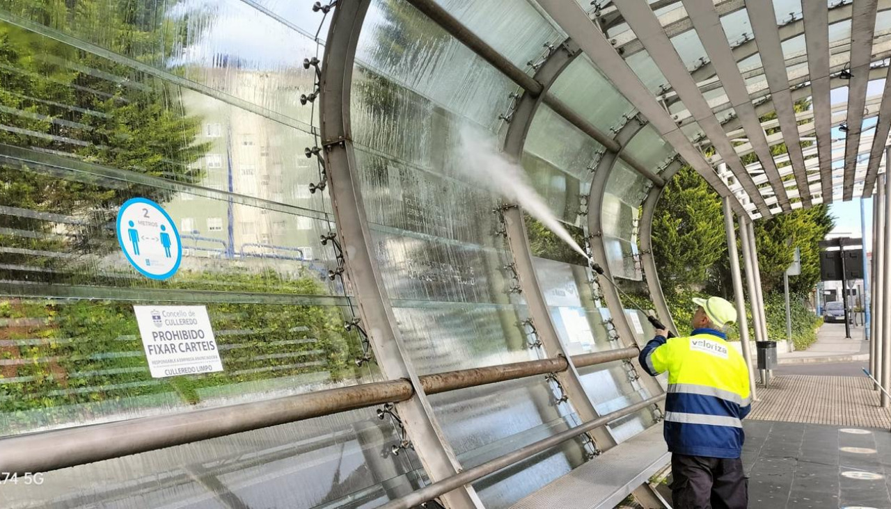 Un operario limpia la marquesina de Fonteculler