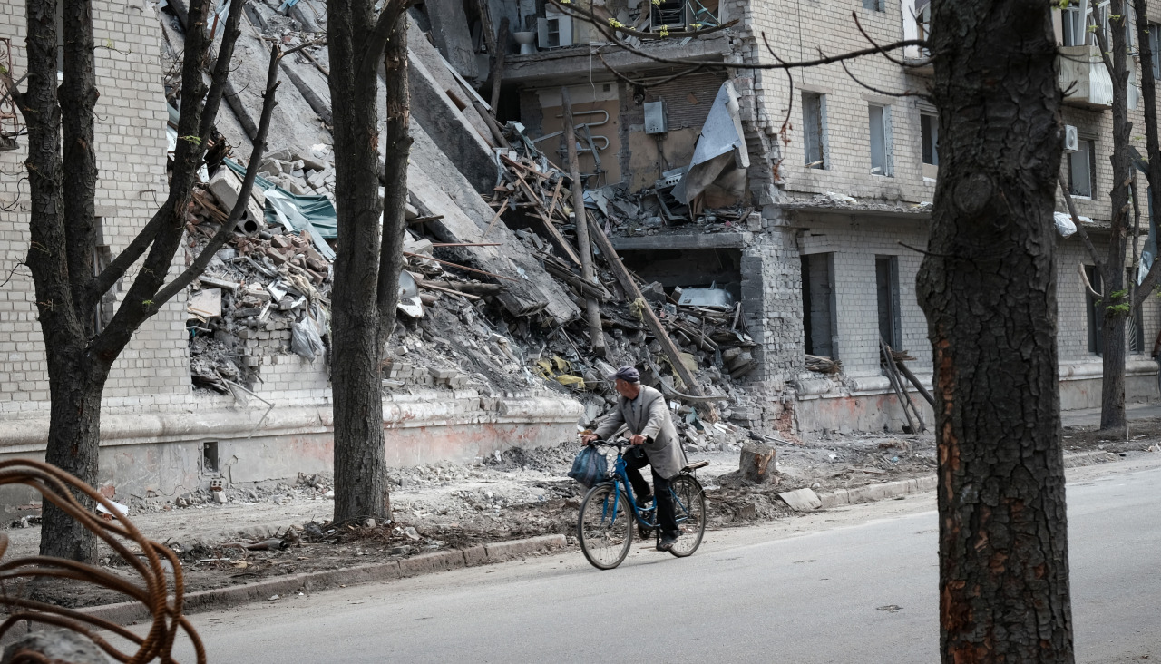 Un hombre observa los daños de un bombardeo ruso en Sloviansk