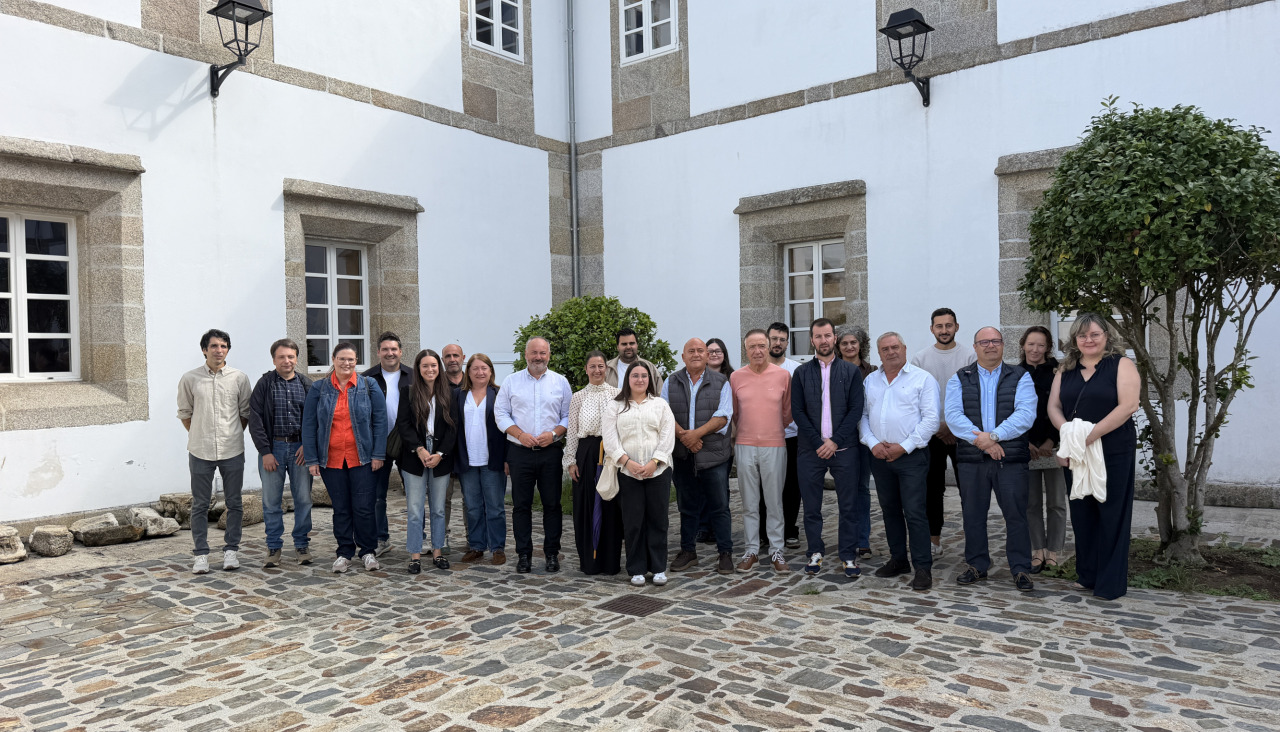 Los representantes de los 17 municipios integrados en As Mariñas Coruñesas, en el claustro del antiguo Convento de Santo Domingo