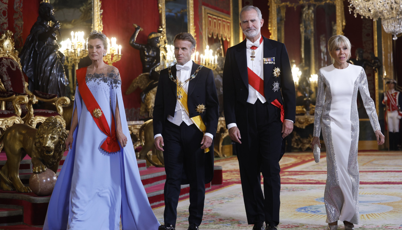 MADRID, 29/09/2026.- Los reyes de España, Felipe VI y Letizia (i), y el presidente de la República de Francia, Emmanuel Macron (2-i), y la primera dama Brigitte Macron (d) a su llegada a la cena de gala que se celebra este martes en el Palacio Real, en Madrid. EFE/Daniel González