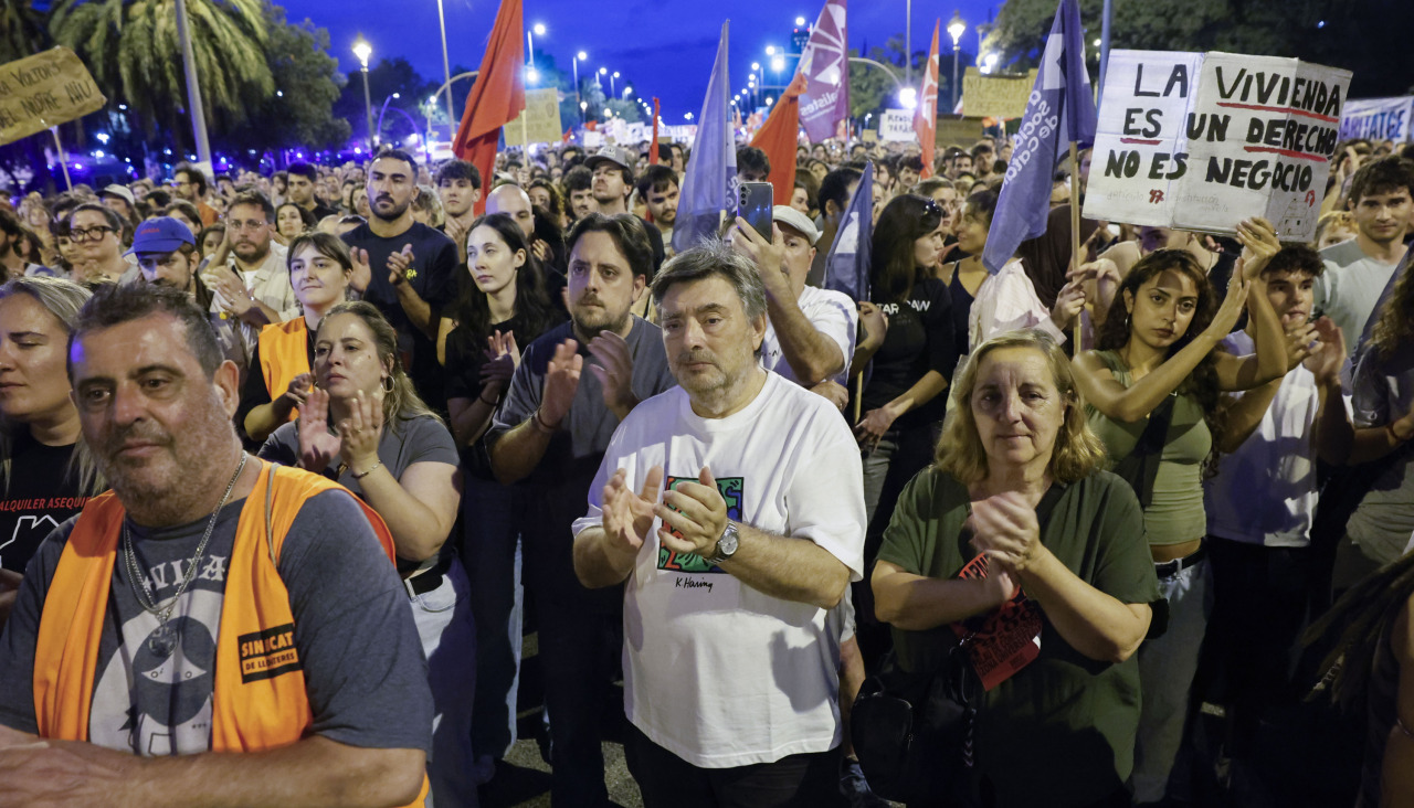 Un momento de la protesta de este lunes en reclamo de los contratos indefinidos en las viviendas