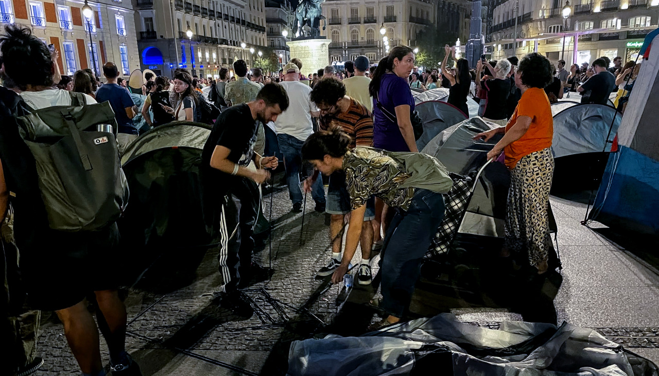 MADRID, 26/09/2026.-Centenares de personas han acampado la noche de este sábado en la Puerta del Sol de Madrid al término de la manifestación para protestar por el desahucio de Maricarmen, la anciana que tuvo que abandonar su vivienda de alquiler tras 70 años en la misma, y reclamar medidas efectivas para frenar la crisis de la vivienda. El Sindicato de Inquilinas ha hecho un llamamiento a acampar en Sol al finalizar la manifestación que ha tenido lugar esta tarde: "Acampada en Sol por el derecho a la vivienda. No aguantamos más. O cae el rentismo, o cae el gobierno. ¡Todo el mundo a Sol!", ha apuntado el Sindicato en un mensaje en su cuenta de X.- EFE/ Macarena Soto