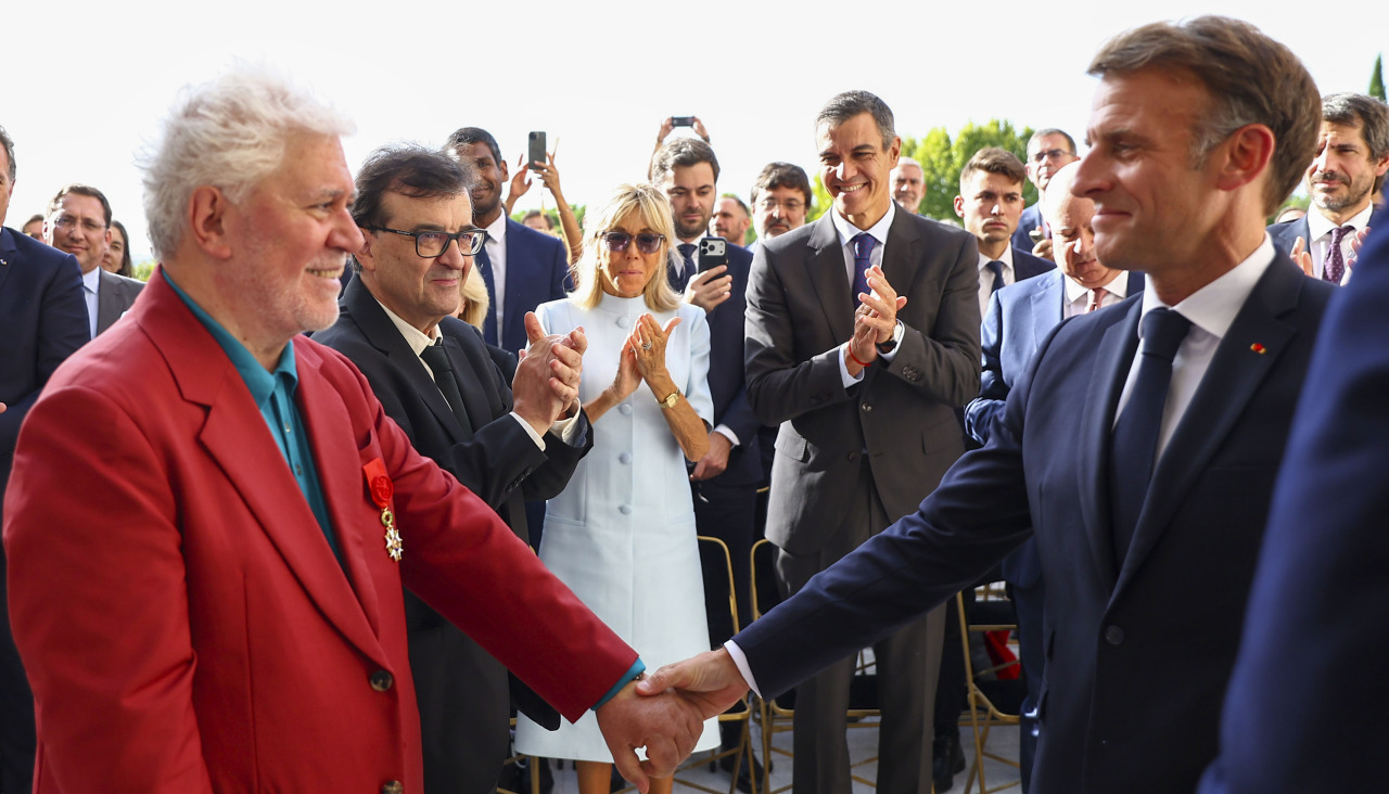 MADRID, 30/09/2026.- El presidente de la República Francesa, Emmanuel Macron (d) y el realizador Pedro Almodovar, durante el acto de imposición de condecoraciones que ha otorgado la República Francesa al cineasta y al escritor, este miércoles en Casa de Velázquez, en Madrid. EFE / Fernando Calvo / Moncloa. ***SOLO USO EDITORIAL / SOLO USO DISPONIBLE PARA ILUSTRAR LA NOTICIA QUE ACOMPAÑA/ (CRÉDITO OBLIGATORIO)***