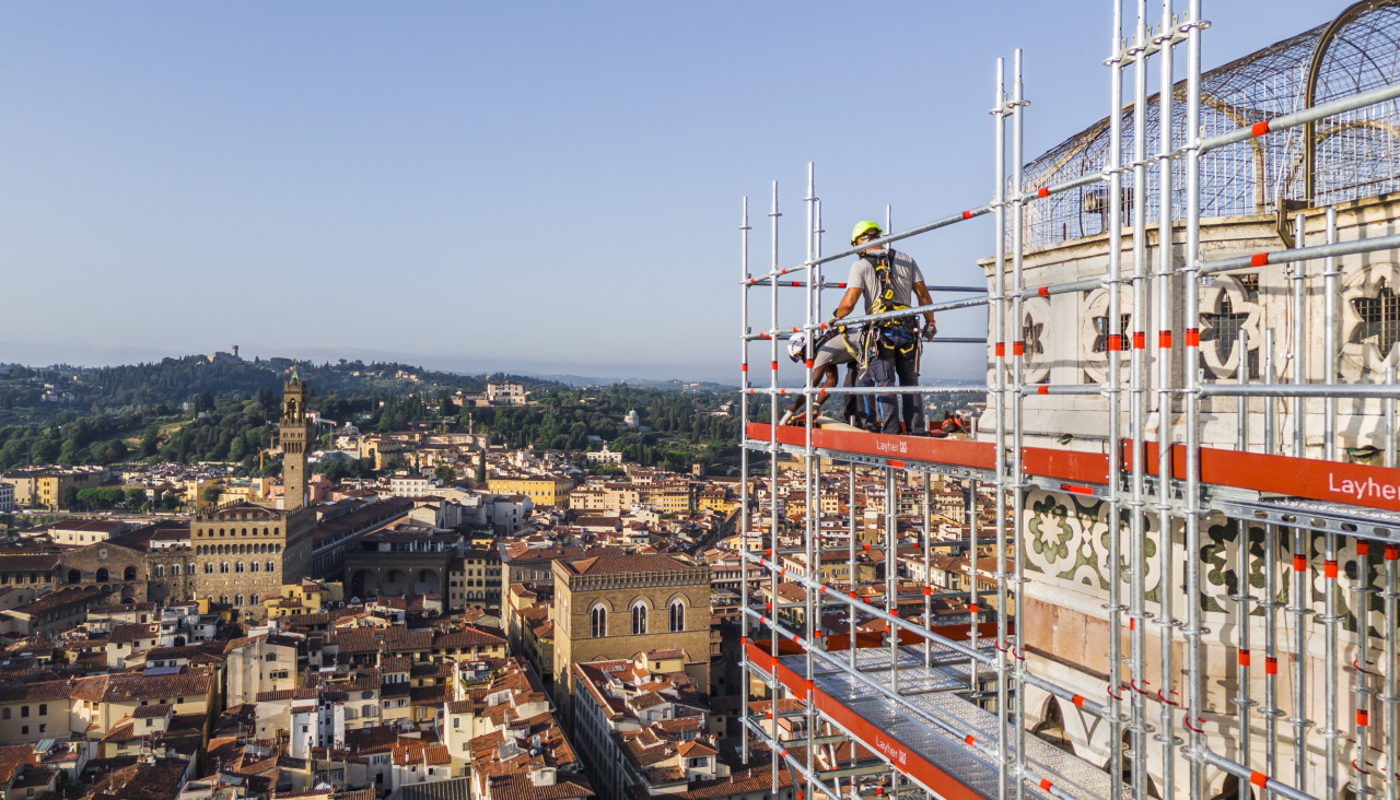 FLORENCIA, 01/10/2026.- El 'Duomo' o catedral de la ciudad italiana de Florencia, joya del Renacimiento, restaurará por primera vez su campanario gracias a la instalación de un gran andamio a casi cien metros de altura, permitiendo también analizar el estado de la torre sin perturbar la vida de las aves que anidan en sus mármoles. EFE/ Oficina De Prensa De La Opera Di Santa Maria Del Fiore  SOLO USO EDITORIAL/SOLO DISPONIBLE PARA ILUSTRAR LA NOTICIA QUE ACOMPAÑA (CRÉDITO OBLIGATORIO)