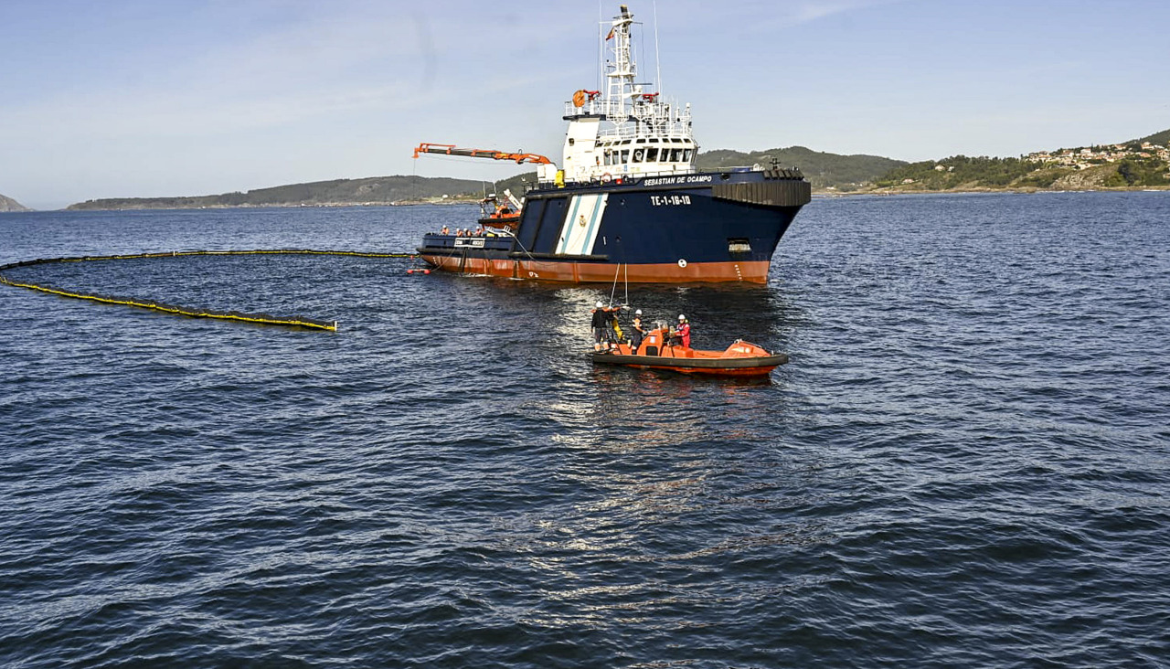 Simulacro de un vertido de hidrocarburos en el punto de embarque de Mar de Ons