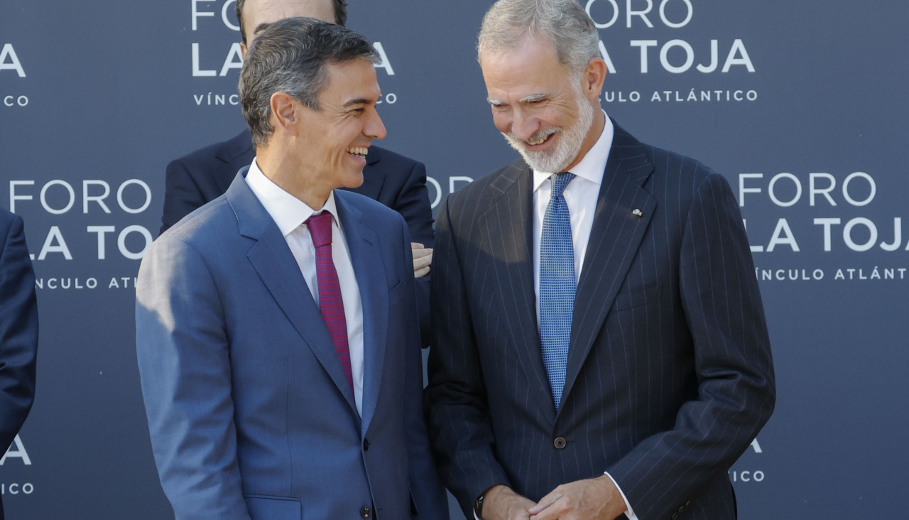 O GROVE (PONTEVEDRA), 01/10/2026.- El rey Felipe VI (d) junto al presidente del Gobierno, Pedro Sánchez (i), este jueves en O Grove (Pontevedra) durante la inauguración de la VIII edición del Foro La Toja, que durante tres jornadas abordará cuestiones como la situación que vive Ceuta, las relaciones con Marruecos y los retos de la Inteligencia Artificial. EFE/ Lavandeira Jr