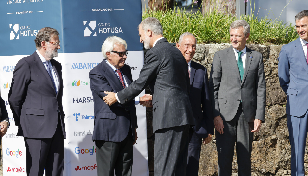 O GROVE (PONTEVEDRA), 01/10/2026.- El rey Felipe VI (3i) saluda al presidente del Gobierno, Pedro Sánchez (d), a los ex presidentes del Gobierno Mariano Rajoy (i) y Felipe González (2i), al ex presidente de Portugal Marcelo Rebelo de Sousa (3d), y al presidente de Galicia, Alfonso Rueda (2d), este jueves en O Grove (Pontevedra), durante la inauguración de la VIII edición del Foro La Toja, que durante tres jornadas abordará cuestiones como la situación que vive Ceuta, las relaciones con Marruecos y los retos de la Inteligencia Artificial. EFE/ Lavandeira Jr