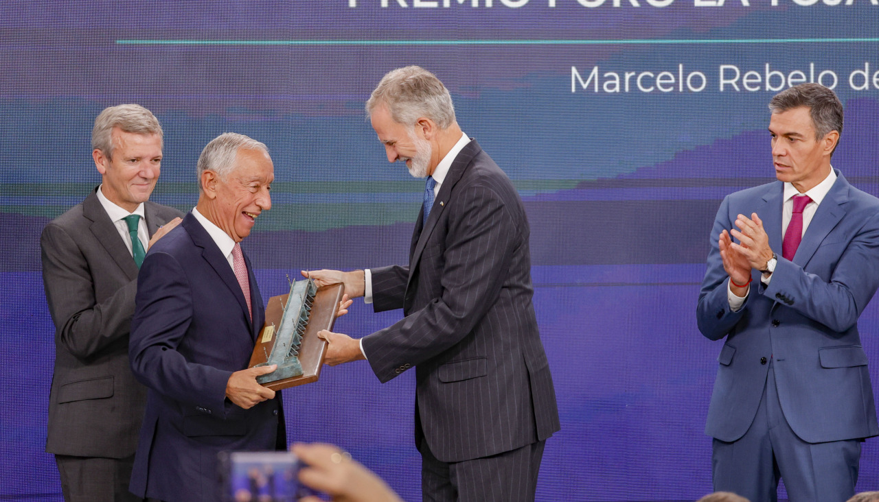 O GROVE (PONTEVEDRA), 01/10/2026.- EEl rey Felipe VI (c) entrega el premio Foro La Toja al ex presidente de Portugal Marcelo Rebelo de Sousa (2i), en presencia del presidente del Gobierno, Pedro Sánchez (d), y del presidente de la Xunta de Galicia, Alfonso Rueda, este jueves en O Grove (Pontevedra) durante la inauguración de la VIII edición del Foro La Toja, que durante tres jornadas abordará cuestiones como la situación que vive Ceuta, las relaciones con Marruecos y los retos de la Inteligencia Artificial. EFE/ Lavandeira Jr