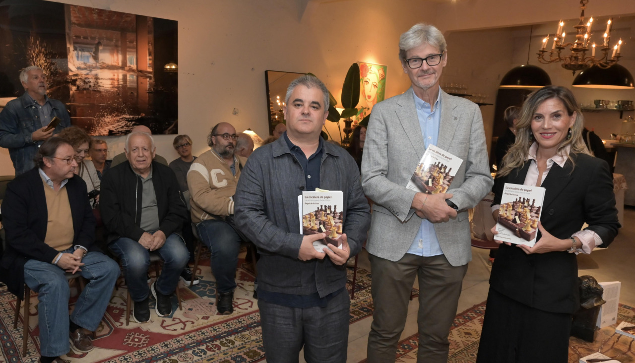 Presentación del libro “La escalera de papel” de Ángel de la Cruz en el espacio Es Bien