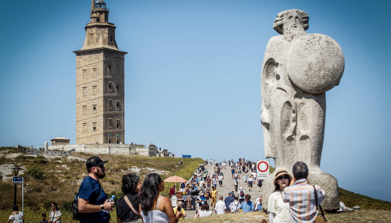 Visitantes y turistas en la zona de la Torre de Hércules
