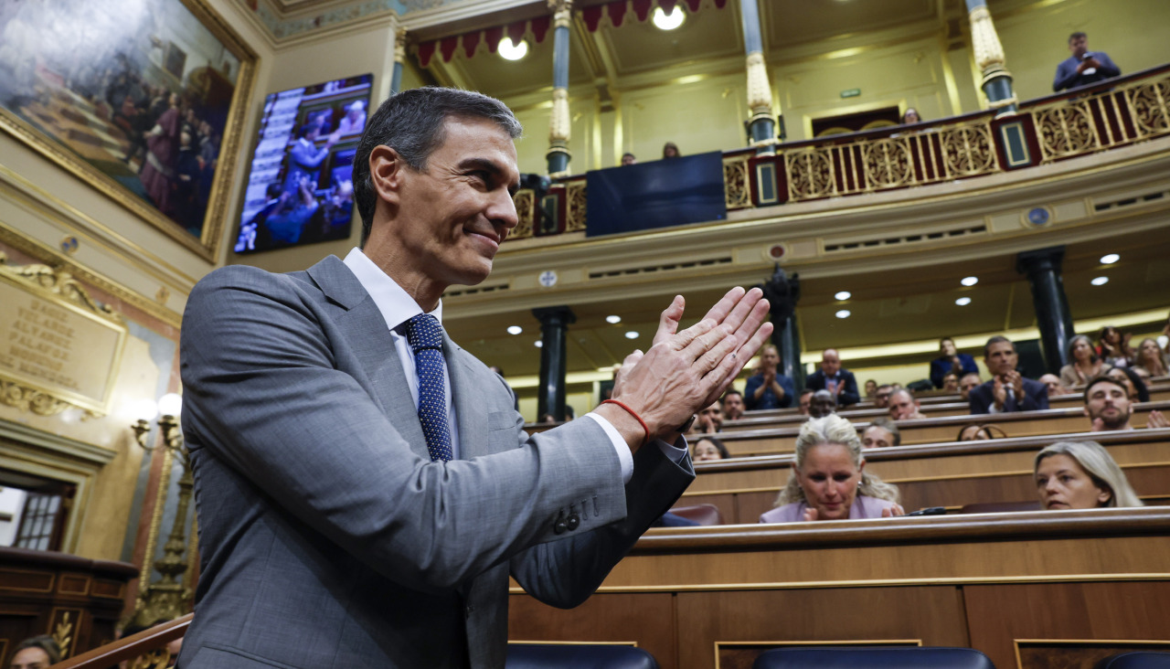 El presidente del Gobierno, Pedro Sánchez, aplaude a su llegada al Congreso de los Diputados para el pleno en el que se debate y vota los decretos de vivienda del Gobierno, este viernes. EFE/J.J. Guillén