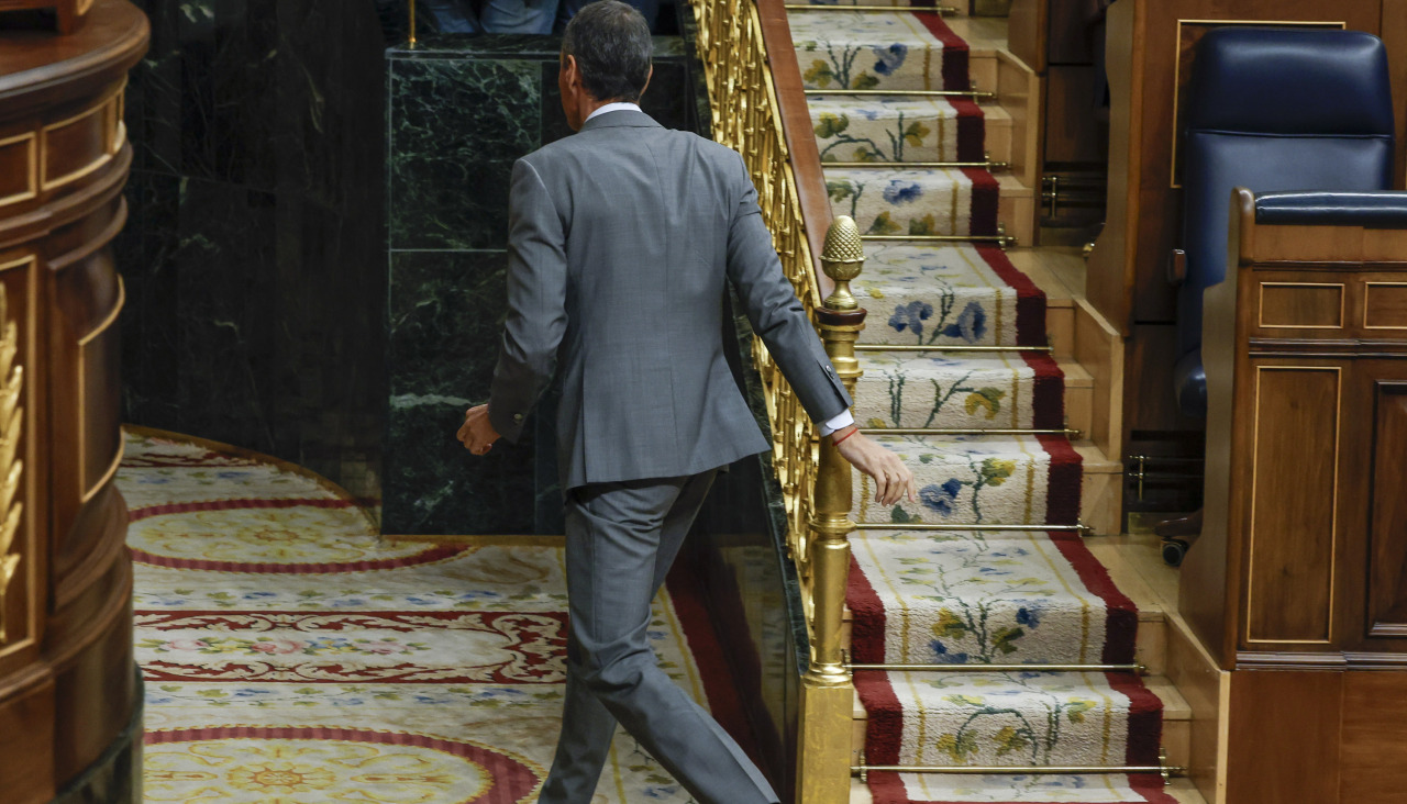 MADRID, 02/10/2026.- El presidente del Gobierno, Pedro Sánchez, abandona el hemiciclo en el Congreso de los Diputados durante el pleno en el que se debate y vota los decretos de vivienda del Gobierno, este viernes. EFE/J.J. Guillén