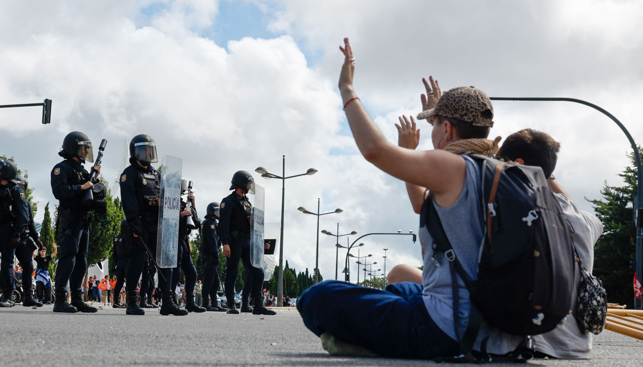 VALENCIA, 03/10/2026.- La manifestación en València por la vivienda ha vivido momentos de tensión este sábado al final del recorrido, con enfrentamientos con la policía que custodiaba el Palau de Les Arts, en cuyo interior se celebra un congreso de inversión inmobiliaria.La marcha, convocada por cuatro colectivos, ha partido a las 11 de la mañana de la Porta de la Mar hasta llegar al Palau de les Arts, en cuyo interior se celebra el encuentro 'Valencia Real Estate Summit 2026', con profesionales del sector inmobiliario, la inversión, el emprendimiento y el liderazgo. EFE/ Kai Forsterling