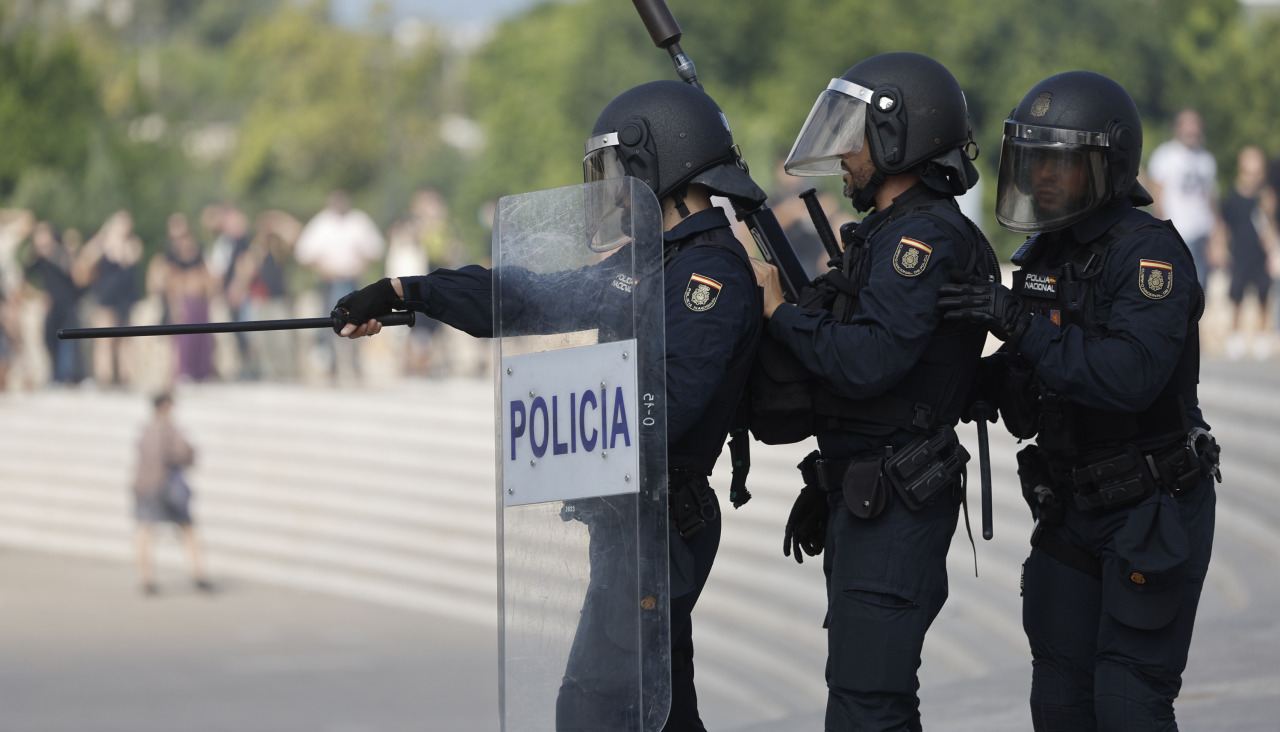 VALENCIA, 03/10/2026.- La manifestación en València por la vivienda ha vivido momentos de tensión este sábado al final del recorrido, con enfrentamientos con la policía que custodiaba el Palau de Les Arts, en cuyo interior se celebra un congreso de inversión inmobiliaria.La marcha, convocada por cuatro colectivos, ha partido a las 11 de la mañana de la Porta de la Mar hasta llegar al Palau de les Arts, en cuyo interior se celebra el encuentro 'Valencia Real Estate Summit 2026', con profesionales del sector inmobiliario, la inversión, el emprendimiento y el liderazgo. EFE/ Kai Forsterling