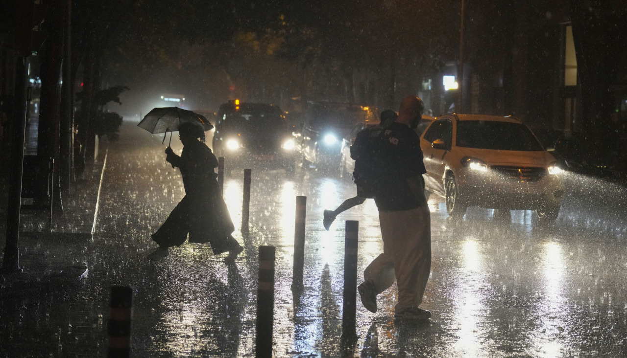 BARCELONA, 03/10/2026.- Hoy sábado que Cataluña afrontará entre la tarde de este sábado y el mediodía del domingo un huracán mediterráneo, con acumulación de lluvia de más de doscientos litros por metro cuadrado en seis horas y fuertes vientos, con tornados y mangas marinas, han informado en rueda de prensa Protección Civil y el Servicio Meteorológico de Cataluña (Meteocat). EFE/Alejandro García