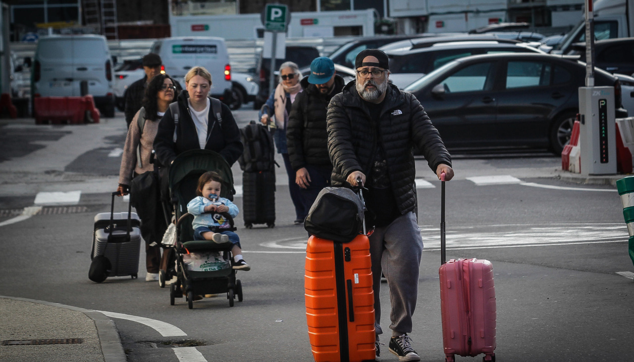 Viajeros, a su llegada a la estación provisional de A Coruña
