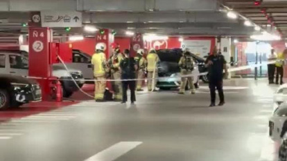 Bomberos actúan ante el incendio de un vehículo en el parking de Marineda