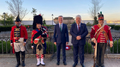 El embajador del Reino Unido visita la tumba de sir John Moore