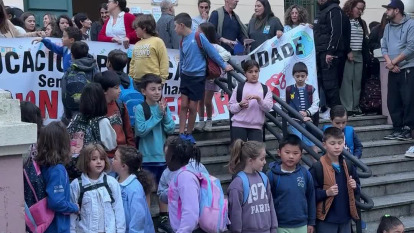 Concentración de padres en el CEIP Concepción Arenal
