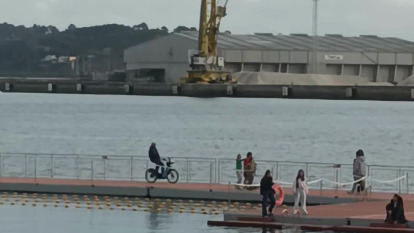 Un ciclista se pasea por la nueva plataforma de baño del Parrote
