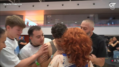 El reencuentro de Tinho con su novia y su familia en la firma de discos de Operación Triunfo