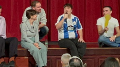 Chelís Quinzá, vestido con la camiseta del Dépor, habla tras la representación de Norma, en el ciclo TRC Danza