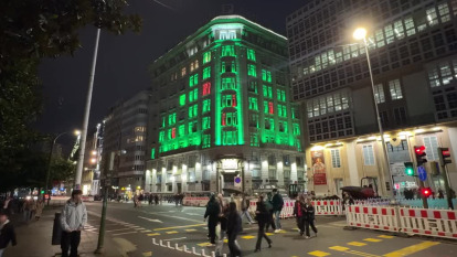 Decoración navideña del edificio del Banco Pastor en el Cantón Pequeño