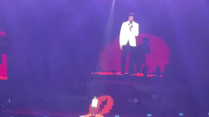 Bisbal felicita a una pareja tras una pedida de mano en el Coliseum