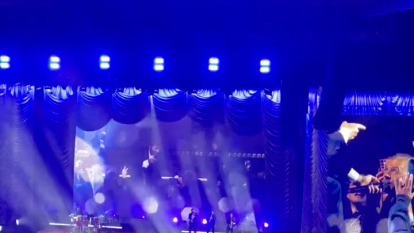 Bisbal canta con un fan en el Coliseum