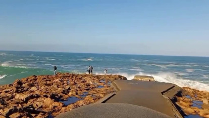 Momento en el que una ola arrastra al mar a unos jóvenes en A Coruña