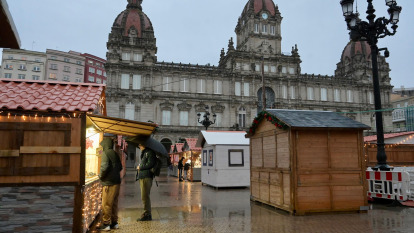 Desmontaje casetas del mercadillo de Navidad en María Pita