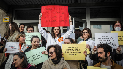 Varios sanitarios se concentran este martes en el centro de salud de Adormideras