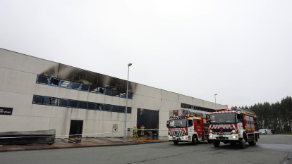 Un incendio calcina el almacén de Trison en el polígono de Espíritu Santo