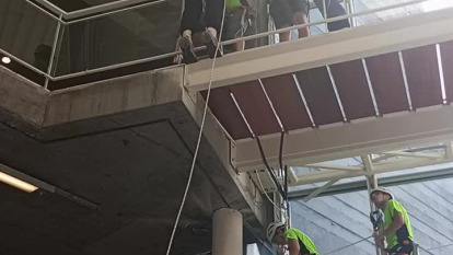 Los alumnos del IES de Sabón bajando por la cuerda