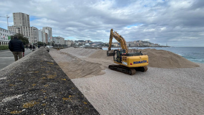 Alisado de la duna en Riazor